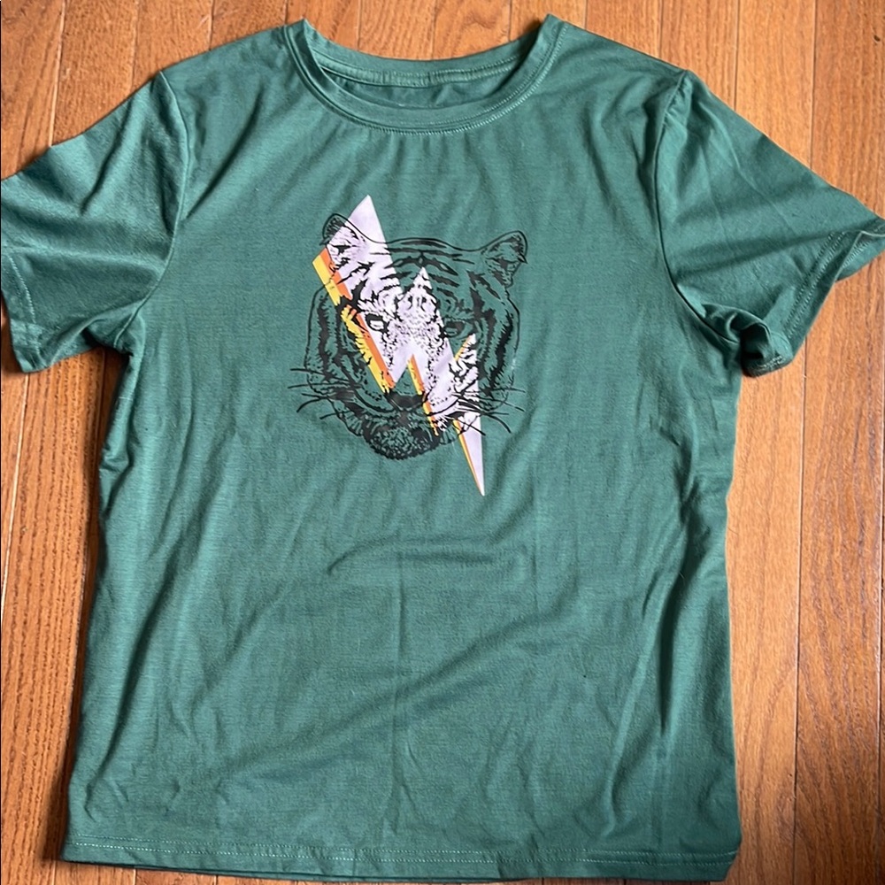 SHEIN Green Short Sleeve Tee with Artistic Tiger Graphic